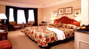 A bedroom at Athenaeum Hotel & Apartments